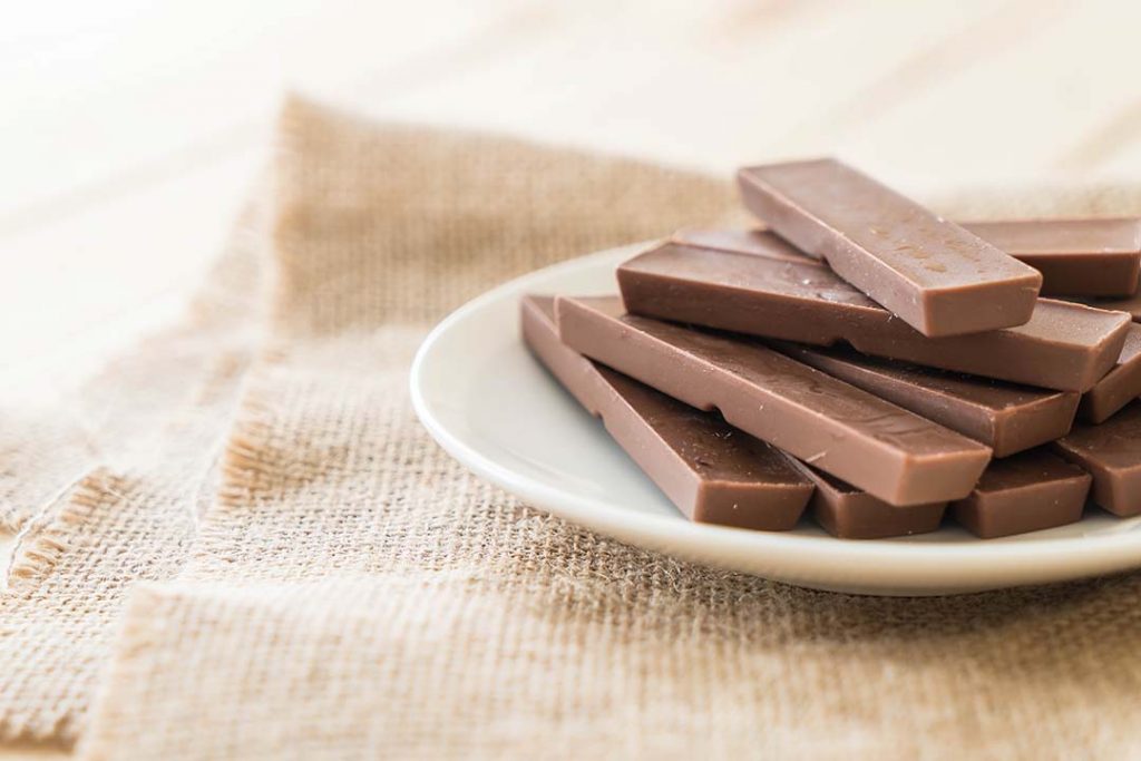 barras de chocolate en un plato